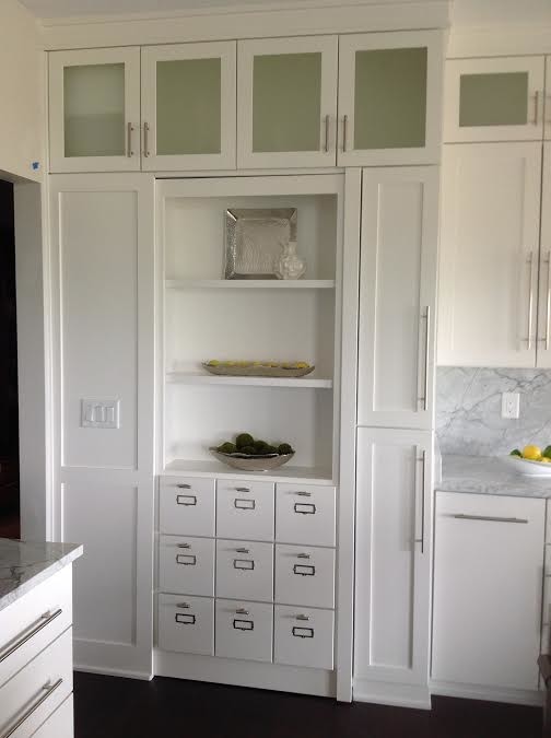 Example of a mid-sized transitional single-wall dark wood floor and brown floor enclosed kitchen design with shaker cabinets, white cabinets, marble countertops, white backsplash, stone slab backsplash and no island