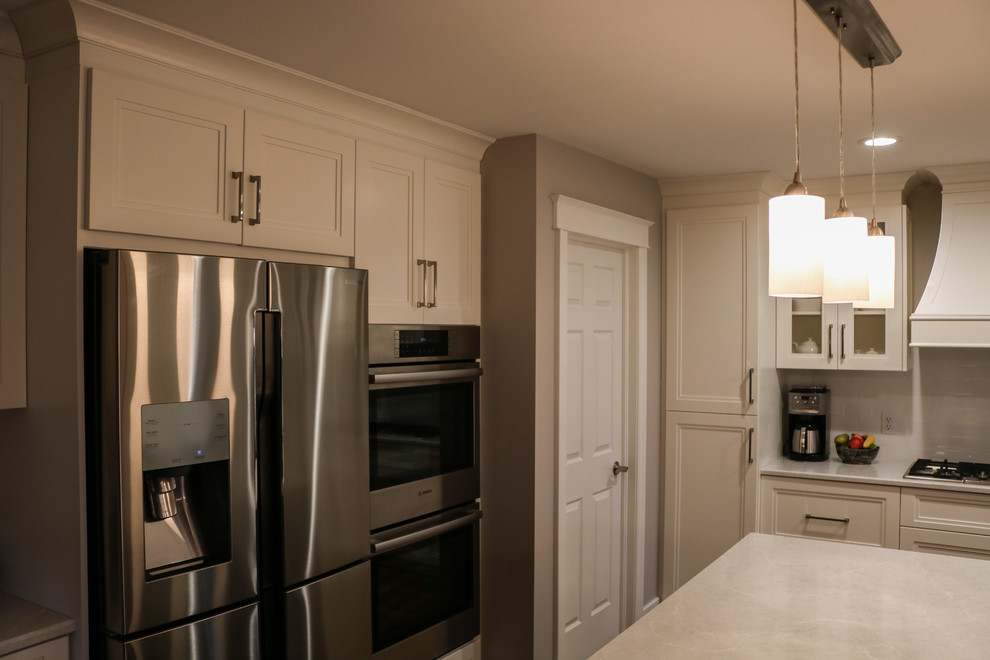 Inspiration for a transitional home design remodel in Toronto