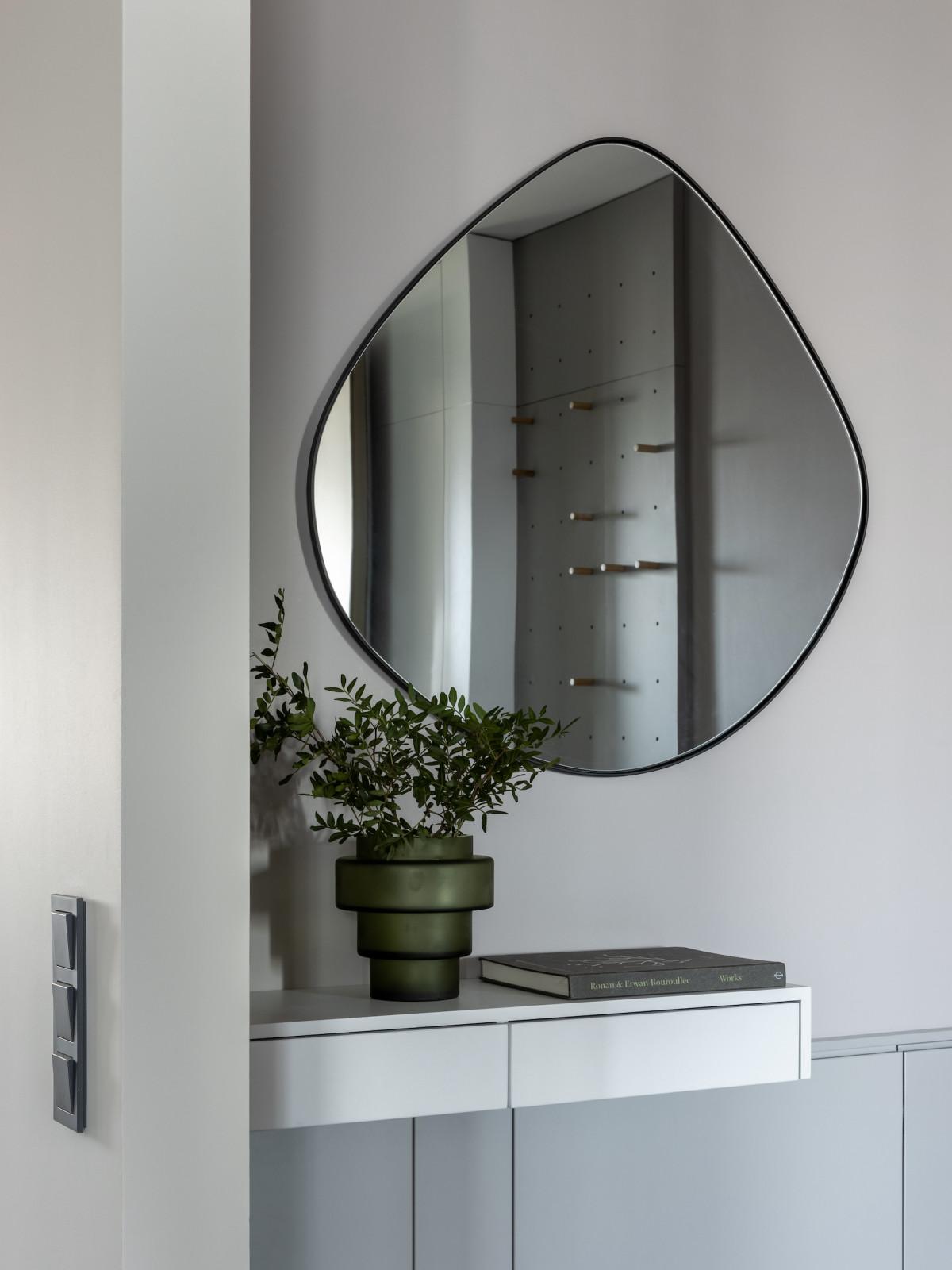 Консоль в прихожей