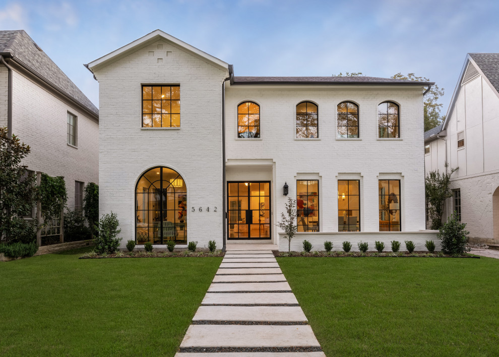 Großes, Zweistöckiges Klassisches Einfamilienhaus mit gestrichenen Ziegeln, weißer Fassadenfarbe, Satteldach, Schindeldach und braunem Dach in Dallas