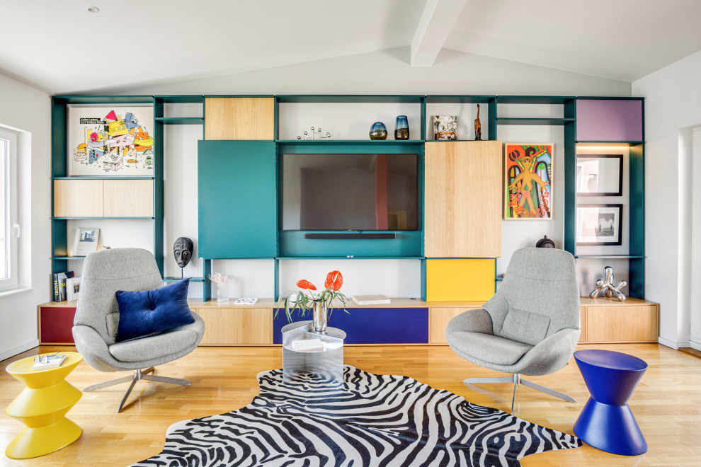 Stilmix Wohnzimmer mit verstecktem TV in Berlin