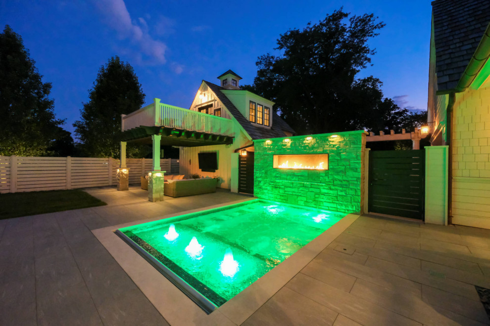 Immagine di una piccola piscina chic rettangolare dietro casa con una vasca idromassaggio e pavimentazioni in pietra naturale