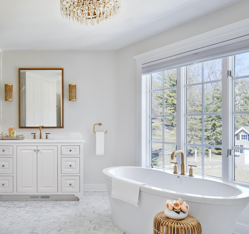 Idéer för mellanstora vintage vitt badrum, med vita skåp, marmorgolv och vitt golv