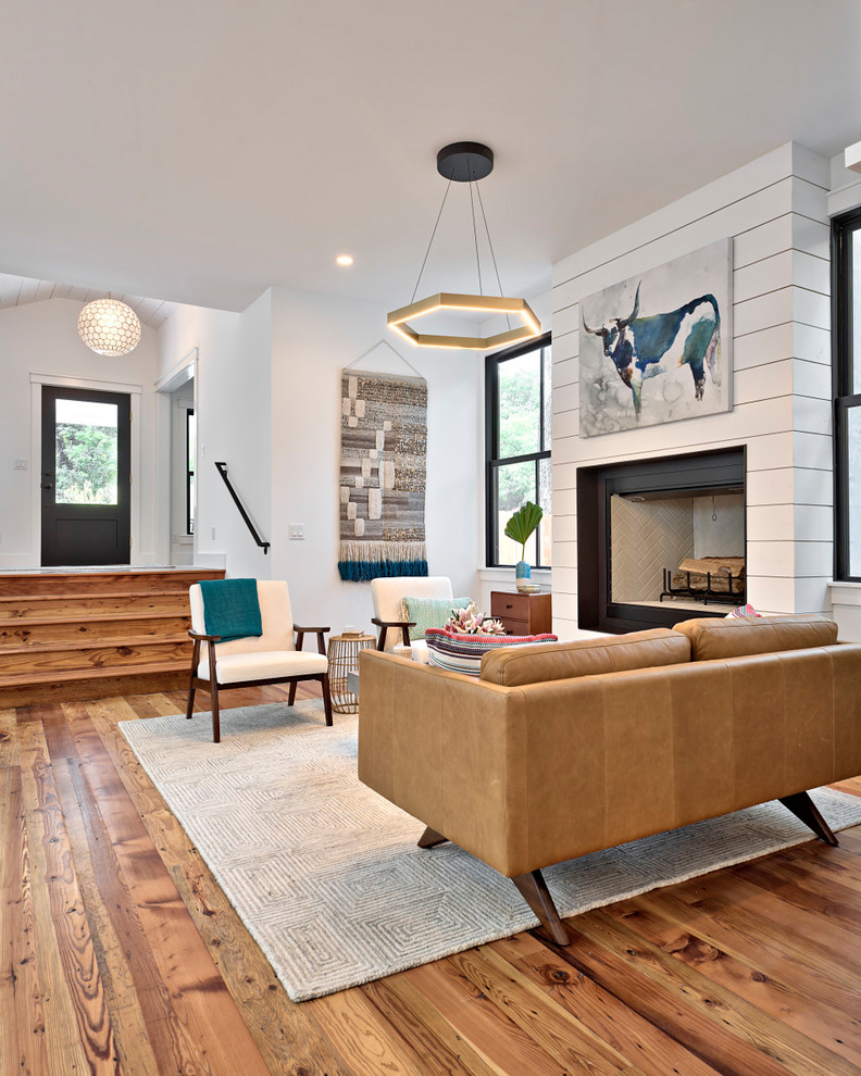Example of a country living room design in Austin