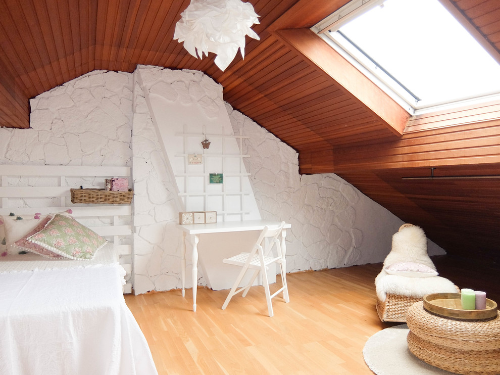 Großes Rustikales Kinderzimmer mit Schlafplatz, weißer Wandfarbe, hellem Holzboden und braunem Boden in Bremen