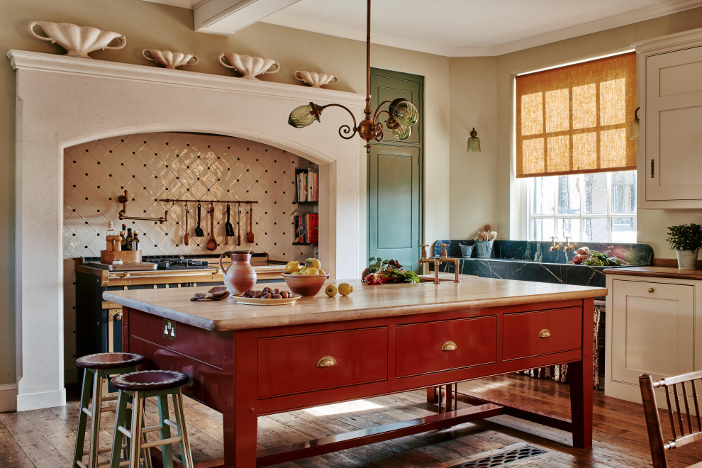 Стильный дизайн: большая угловая кухня в классическом стиле с обеденным столом, фасадами с утопленной филенкой, деревянной столешницей и островом - последний тренд