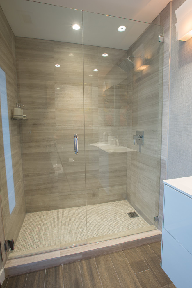 Mid-sized modern 3/4 bathroom in Miami with a japanese tub, a one-piece toilet, white tile, white walls, porcelain floors, a hinged shower door, flat-panel cabinets, white cabinets, an alcove shower, porcelain tile, an integrated sink, engineered quartz benchtops and brown floor.