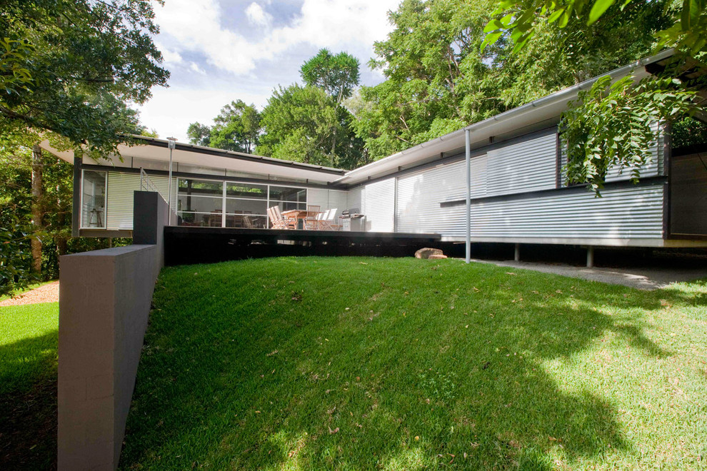 Mid-sized modern one-storey exterior in Sydney with metal siding.