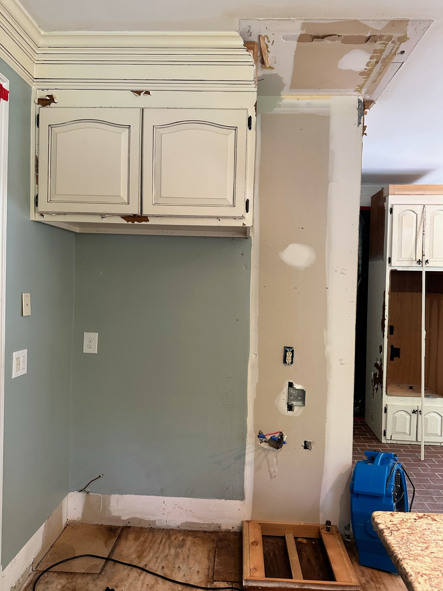 PEACHTREE CITY Clean and Modern Kitchen
