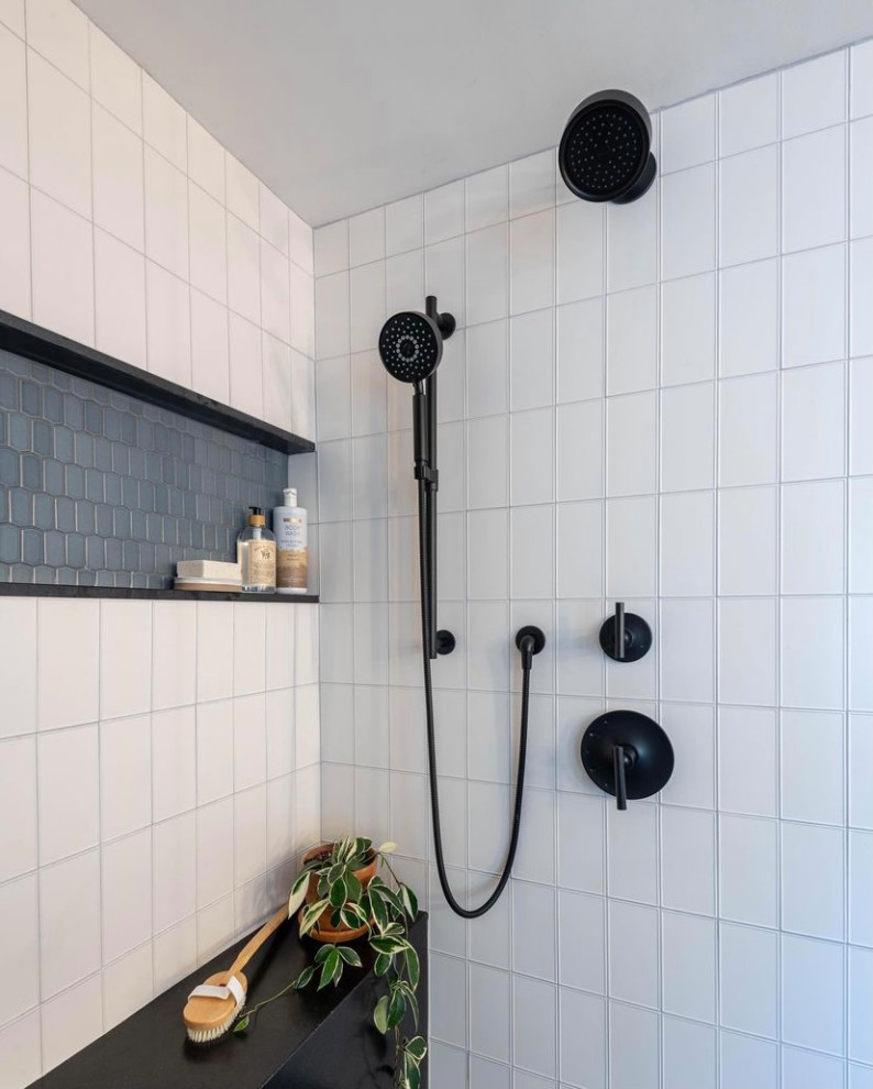 Modern inredning av ett vit vitt badrum, med möbel-liknande, skåp i mellenmörkt trä, en dusch i en alkov, vit kakel, glaskakel, vita väggar, mosaikgolv, ett undermonterad handfat, bänkskiva i kvarts, grått golv och dusch med skjutdörr