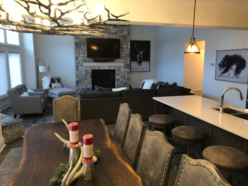 Example of a mountain style home design design in Toronto