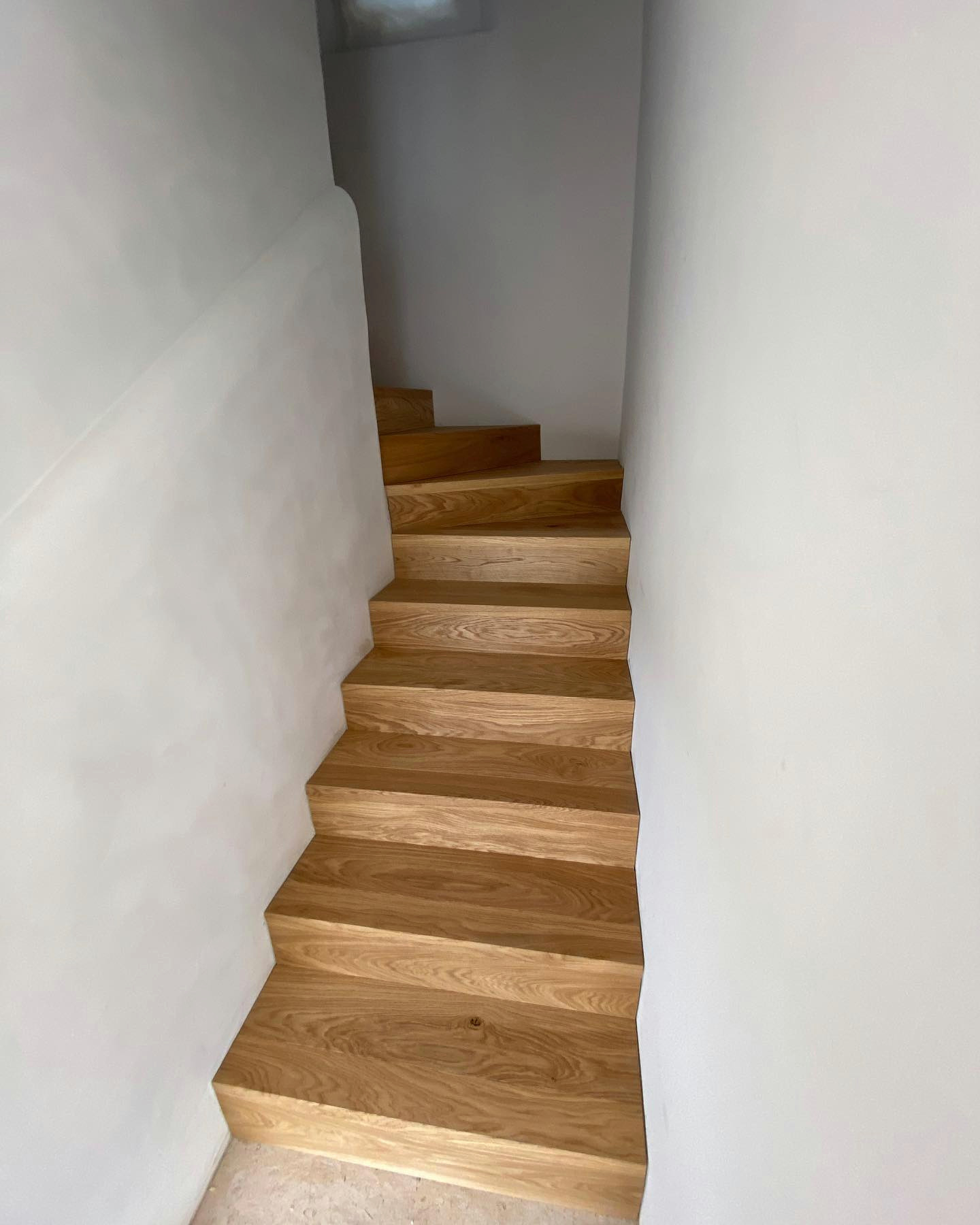 Habillage de marches d’escalier en lame de parquet