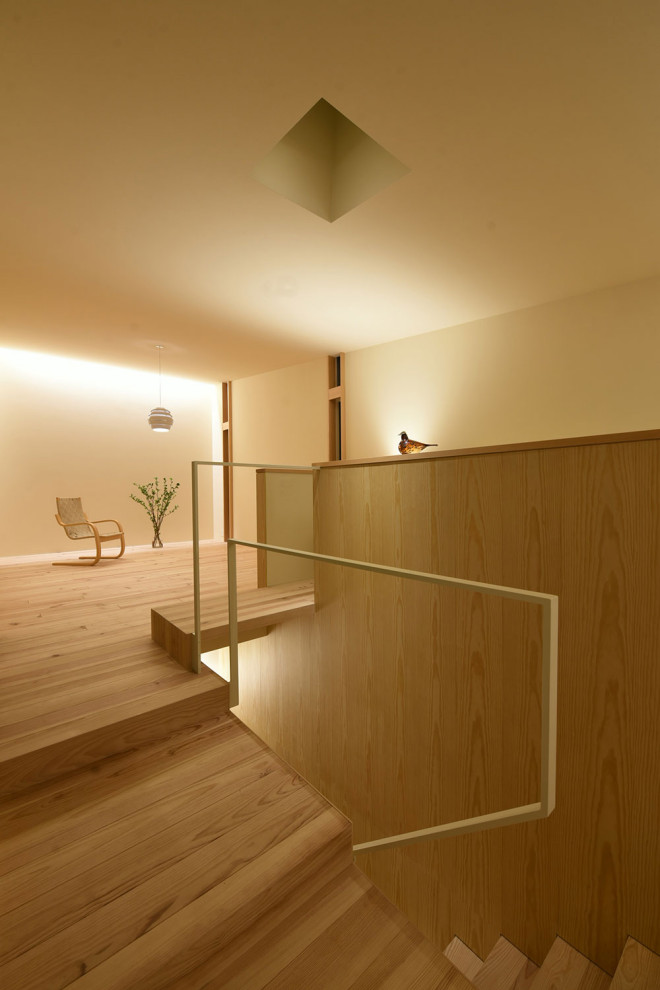 Идея дизайна: маленькая открытая гостиная комната в стиле модернизм с с книжными шкафами и полками, белыми стенами, светлым паркетным полом, скрытым телевизором, потолком с обоями и деревянными стенами для на участке и в саду