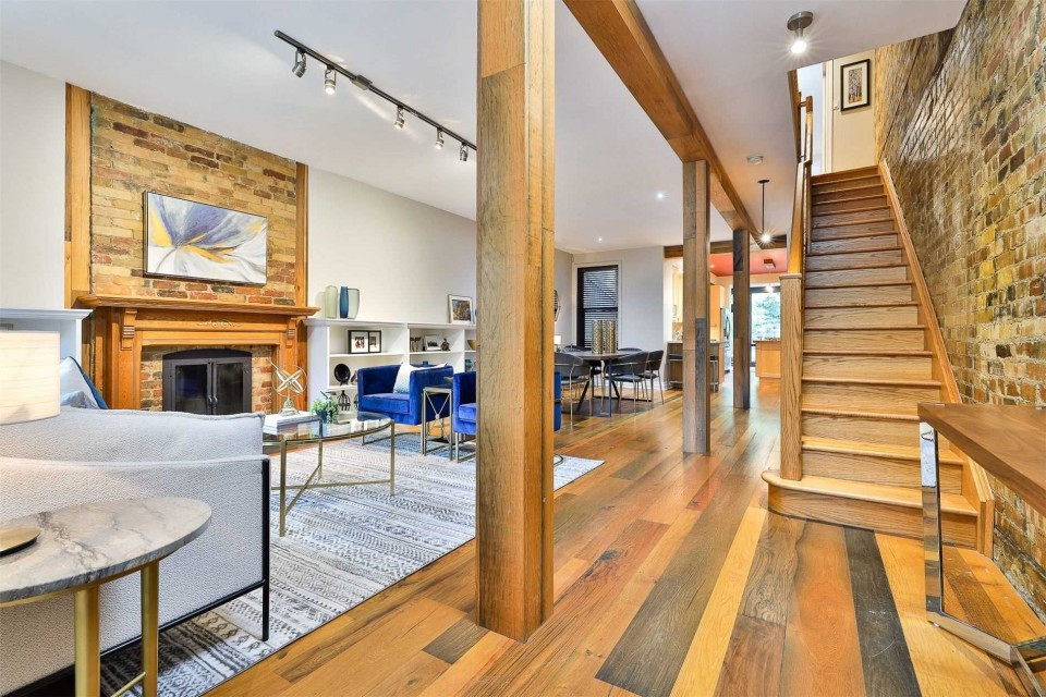 Transitional home design photo in Toronto