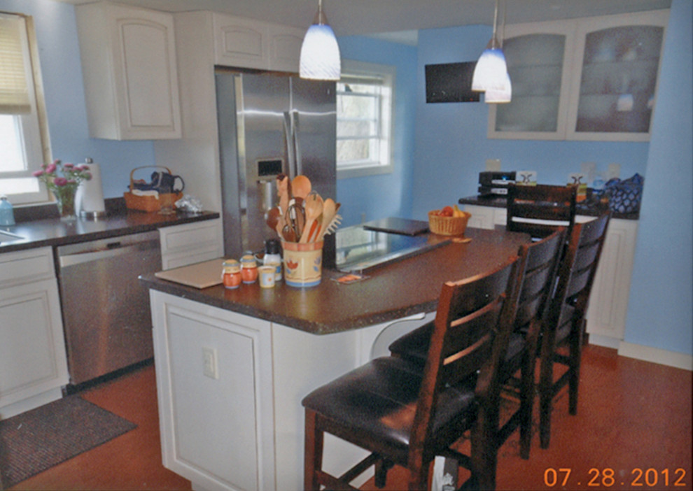 Inspiration for a large transitional l-shaped eat-in kitchen remodel with a double-bowl sink, raised-panel cabinets, white cabinets, quartz countertops, stainless steel appliances, an island and brown countertops
