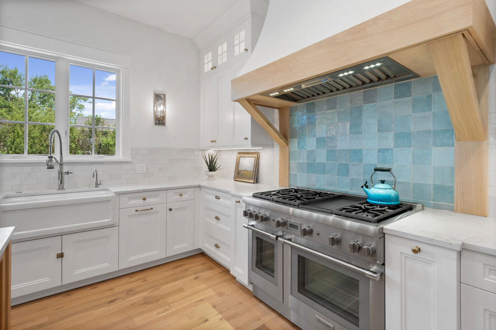 Example of a transitional home design design in Chicago