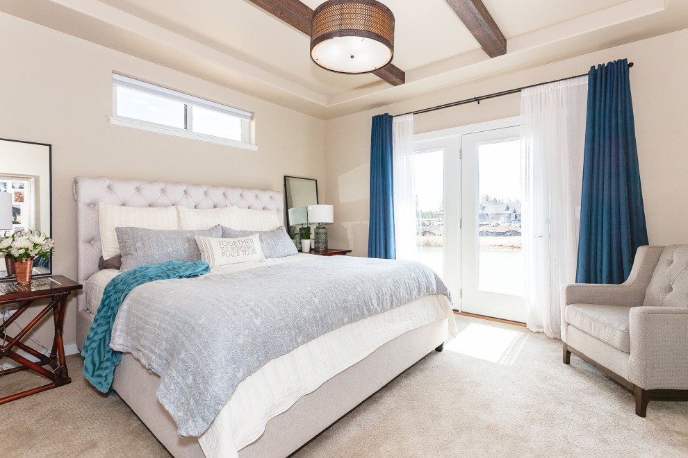 Modelo de dormitorio principal tradicional renovado de tamaño medio con paredes beige, moqueta, suelo gris y vigas vistas