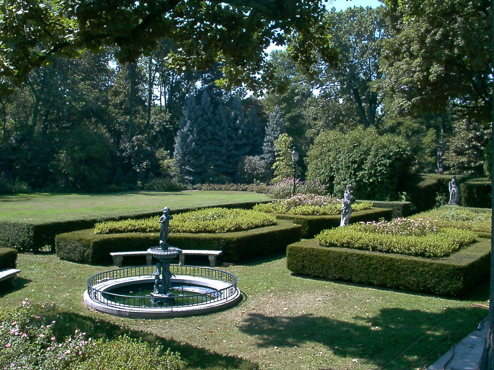 Photo of a traditional formal garden in Philadelphia.