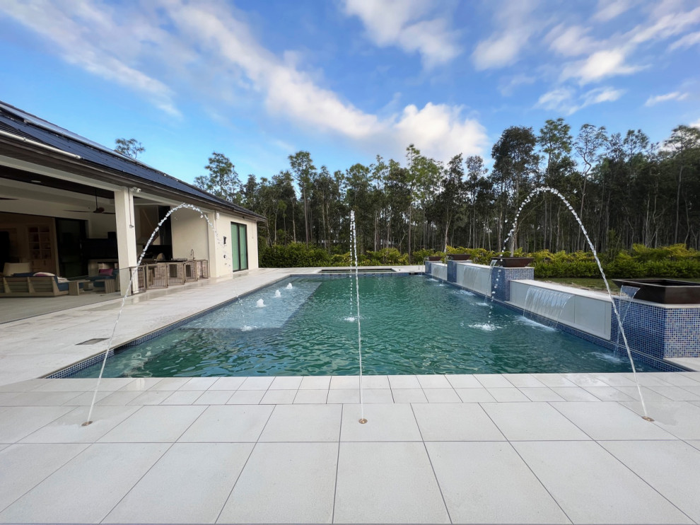 Mediterraner Pool hinter dem Haus in rechteckiger Form mit Pool-Gartenbau und Dielen in Tampa
