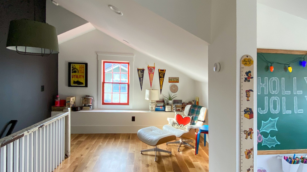 Imagen de sala de estar abierta y abovedada moderna pequeña con paredes blancas, suelo de madera clara y suelo marrón