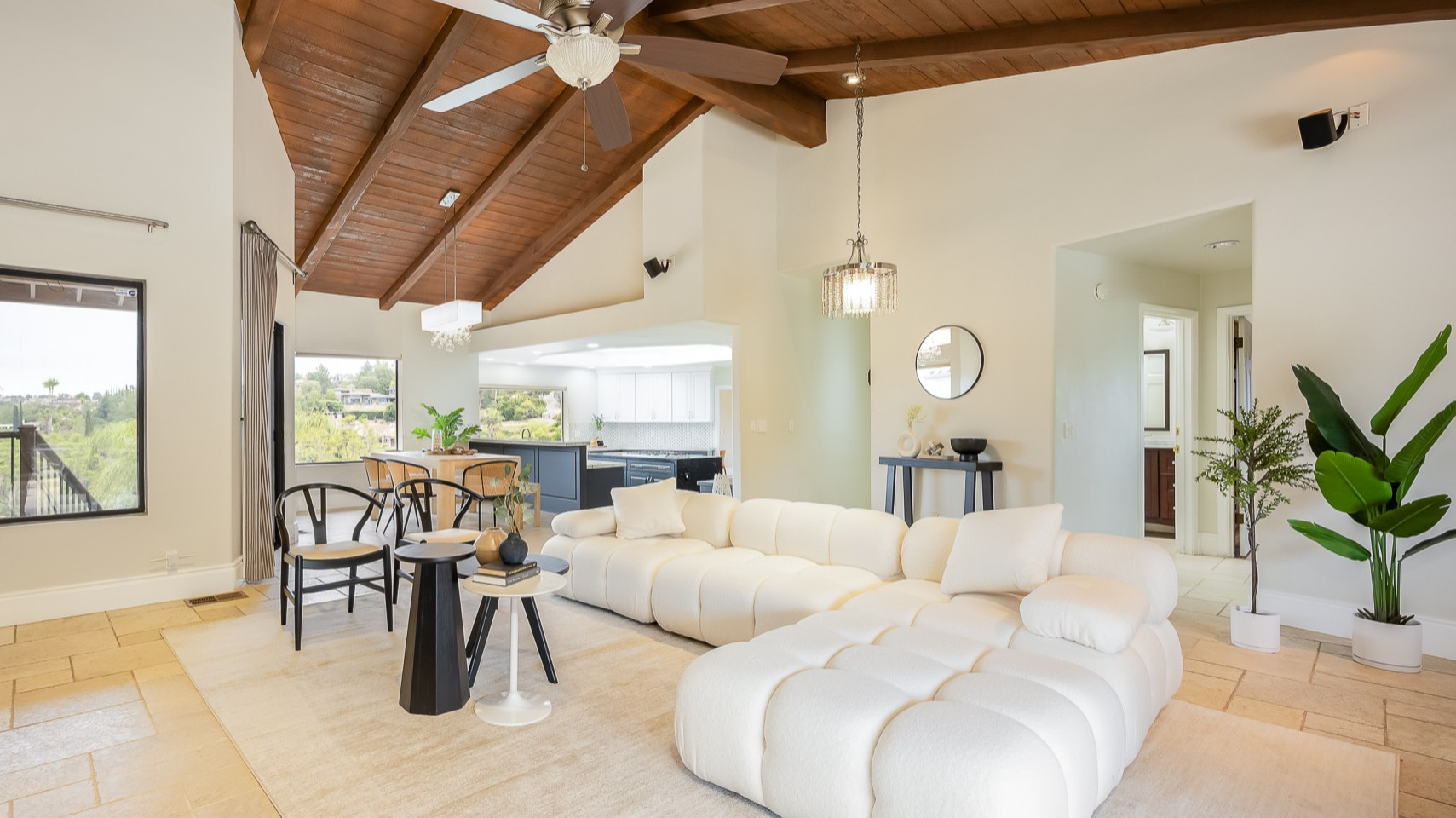 Example of a living room design in San Diego