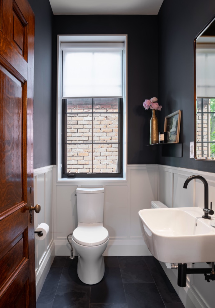 Пример оригинального дизайна: туалет среднего размера в стиле неоклассика (современная классика) с унитазом-моноблоком, черными стенами, полом из сланца, подвесной раковиной, черным полом, подвесной тумбой и панелями на стенах