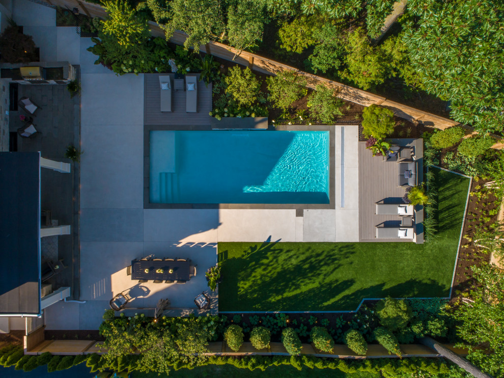 Photo of a mid-sized transitional landscaping in Toronto.