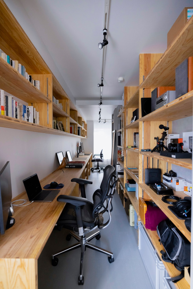 Kleines Rustikales Arbeitszimmer ohne Kamin mit Arbeitsplatz, grauer Wandfarbe, Betonboden, Einbau-Schreibtisch, grauem Boden, Tapetendecke und Tapetenwänden in Kyoto