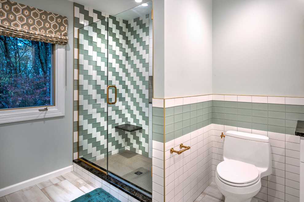 Foto di una stanza da bagno chic di medie dimensioni con doccia doppia, WC monopezzo, piastrelle verdi, piastrelle di vetro, pareti grigie, lavabo sottopiano e porta doccia a battente