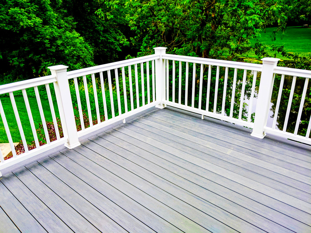 Island style deck photo in Chicago