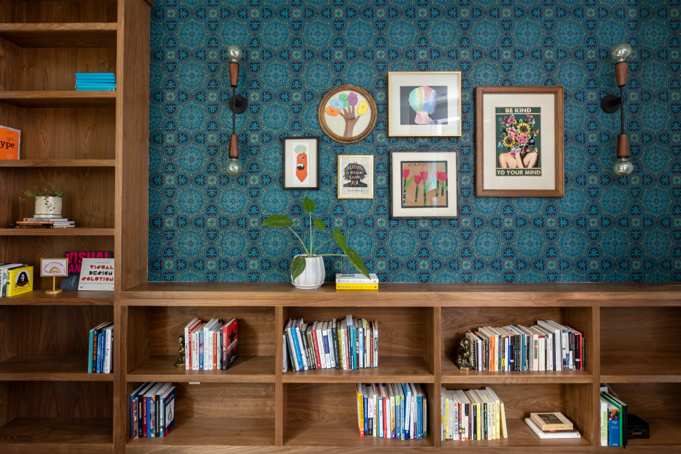 シアトルにある中くらいなエクレクティックスタイルのおしゃれなホームオフィス・書斎 (ライブラリー、青い壁) の写真