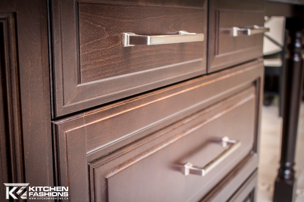Example of a large transitional kitchen design