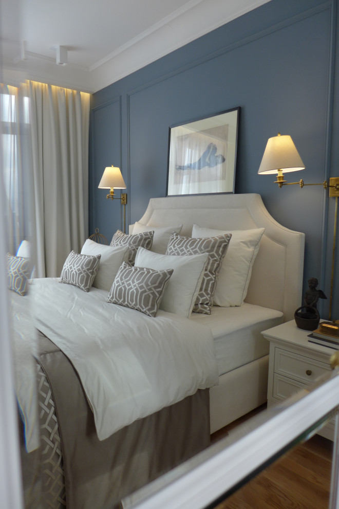 Источник вдохновения для домашнего уюта: хозяйская спальня среднего размера, в светлых тонах в стиле неоклассика (современная классика) с синими стенами, темным паркетным полом и бежевым полом без камина