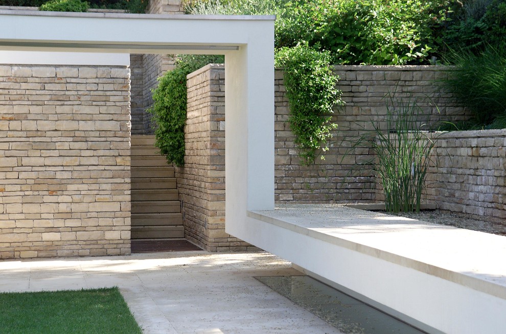 This is an example of a contemporary patio in Milan.