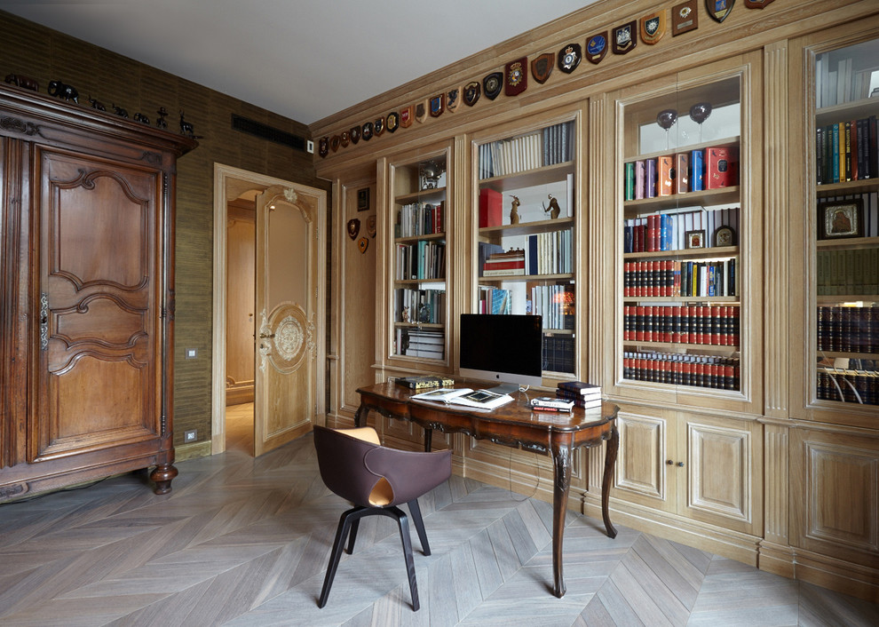 Aménagement d'un bureau éclectique avec un mur marron, parquet clair et un bureau indépendant.