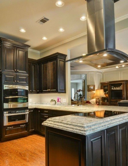 Kitchen - transitional kitchen idea in Dallas