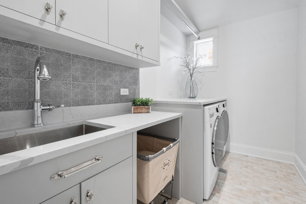 Transitional home design photo in Chicago