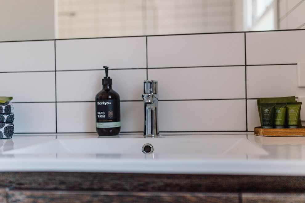 Photo of a contemporary bathroom in Melbourne.