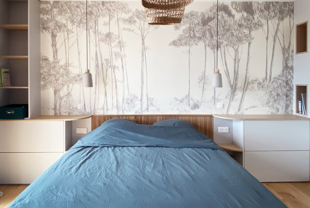 Großes Landhaus Hauptschlafzimmer mit grauer Wandfarbe, hellem Holzboden, braunem Boden, Tapetendecke und Tapetenwänden in Marseille