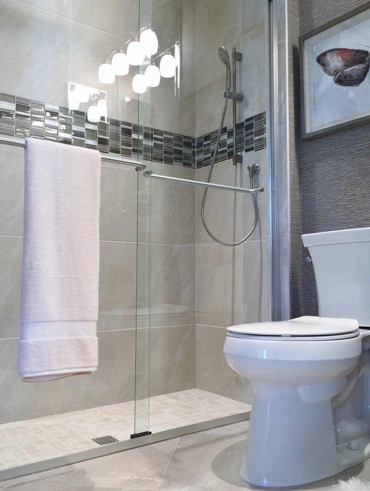 Photo of a large transitional 3/4 bathroom in Miami with an open shower, a one-piece toilet, beige tile, porcelain tile, brown walls and porcelain floors.