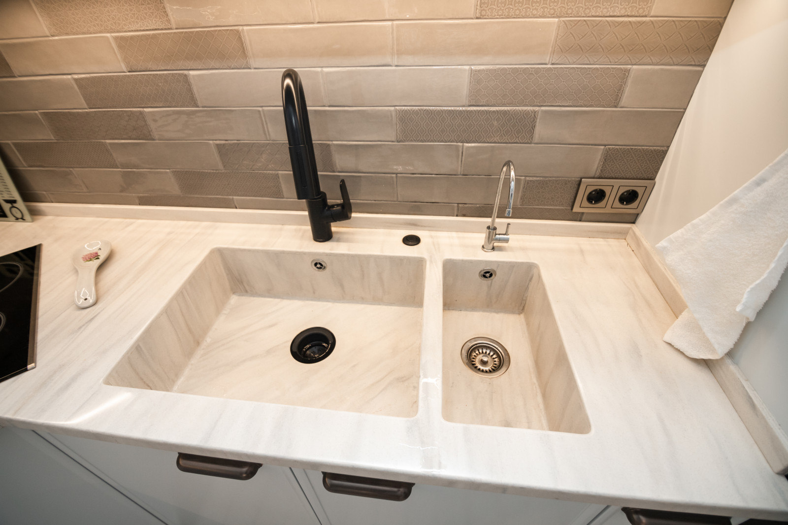 Светлая кухня с деревянными элементами