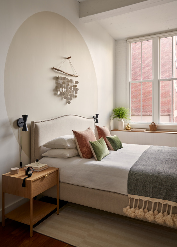 Idée de décoration pour une chambre parentale design de taille moyenne avec un mur beige, un sol en bois brun, un sol marron et poutres apparentes.