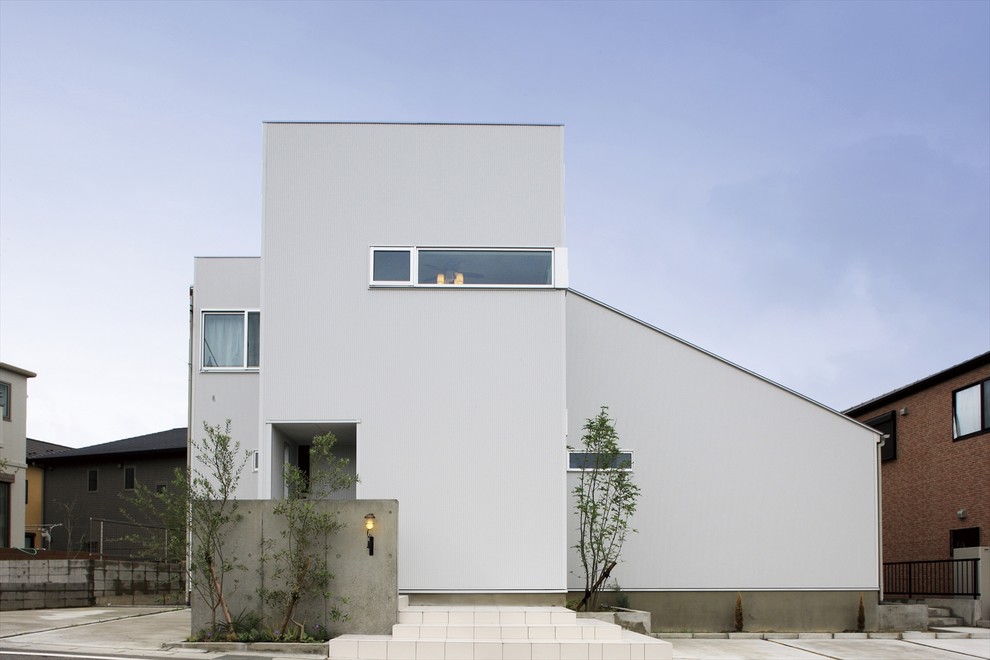 Tropical two-storey white exterior in Nagoya.