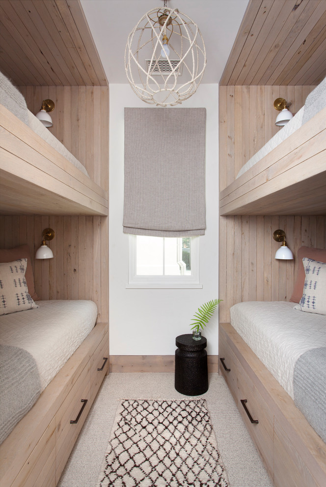 Idee per una cameretta per bambini da 4 a 10 anni tradizionale con pareti bianche, moquette, pavimento beige, soffitto in legno e pareti in legno
