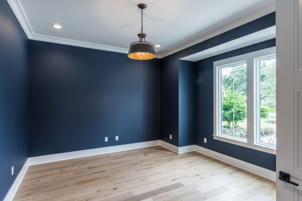 Ispirazione per un grande ufficio tradizionale con pareti blu, parquet chiaro e pavimento marrone