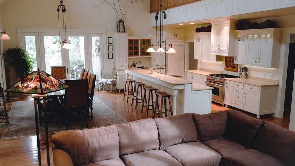Mountain style eat-in kitchen photo in Milwaukee with an island