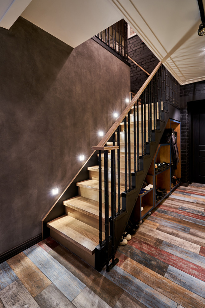 Ejemplo de escalera en L pequeña con escalones de madera, contrahuellas de madera, barandilla de varios materiales y ladrillo