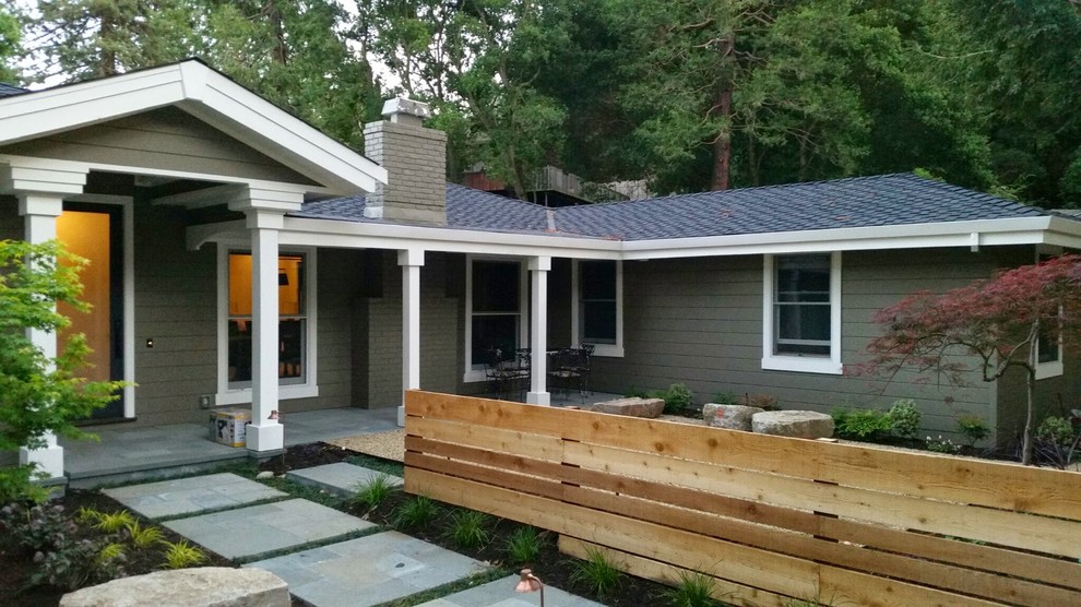 Expansive traditional one-storey grey exterior in San Francisco with wood siding.