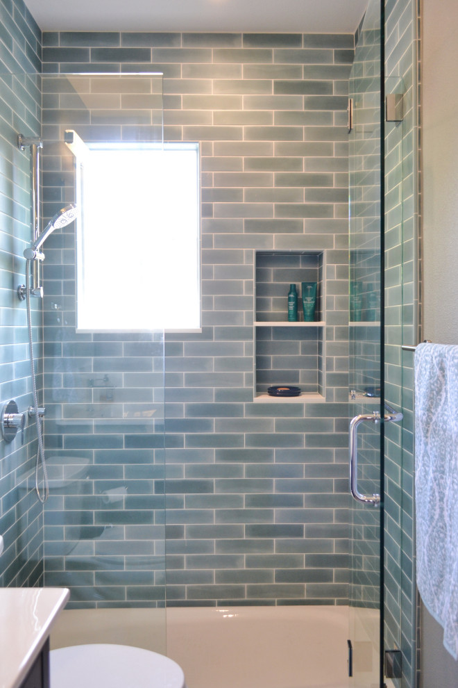 Idéer för mellanstora vintage vitt badrum med dusch, med luckor med infälld panel, blå skåp, en dusch i en alkov, grön kakel, keramikplattor, klinkergolv i keramik, ett integrerad handfat, bänkskiva i kvarts, grått golv och dusch med gångjärnsdörr