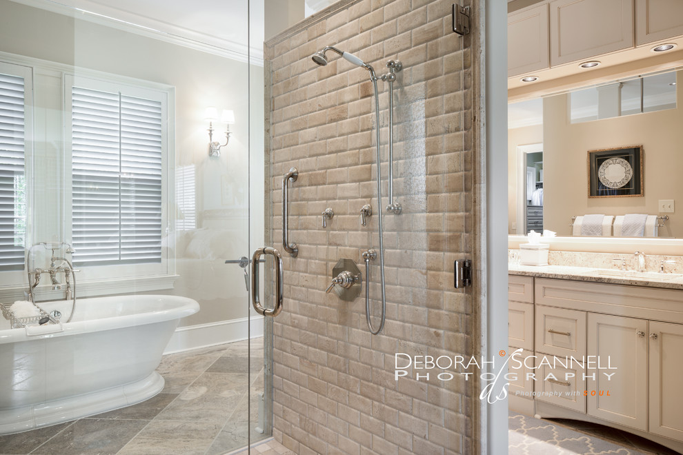 Foto på ett shabby chic-inspirerat badrum, med ett fristående badkar